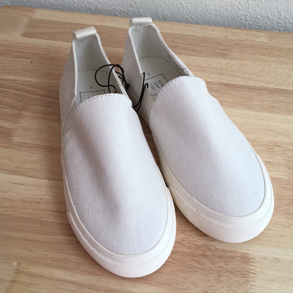 BRAND NEW: Gap Canvas Sneakers, Size 6